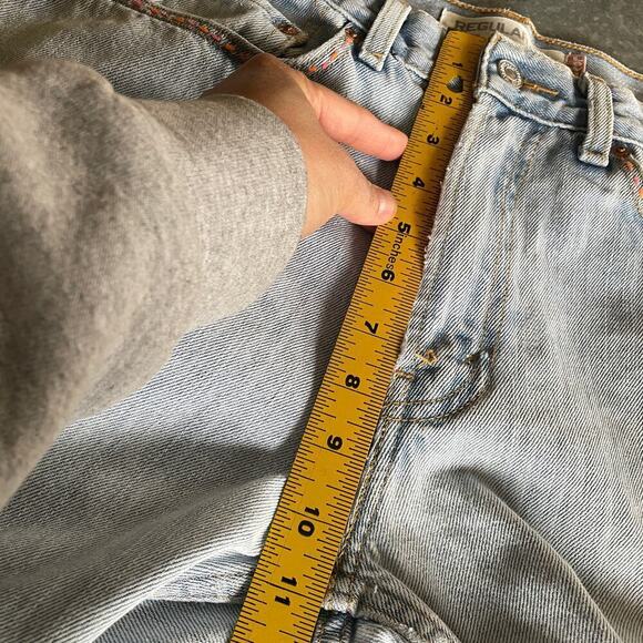 Vintage Levi's 505 Regular Fit Embroidered Denim Jeans 31x32 (31x31) Light Wash - Picture 15 of 16